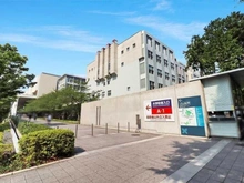 【神奈川県/横浜市港北区箕輪町】プラウドシティ日吉 レジデンスIII 慶応義塾大学日吉キャンパス（現地より約940m）
