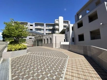 【神奈川県/横浜市青葉区あざみ野南】 ドレッセあざみ野コリーナコート アプローチ