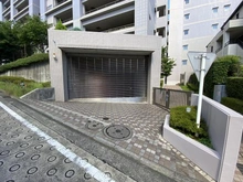【神奈川県/横浜市青葉区あざみ野南】 ドレッセあざみ野コリーナコート 駐車場入り口