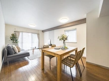 【神奈川県/横浜市都筑区茅ケ崎南】港北ファミールハイツ 10-3号棟 リビング・ダイニング：約15.1畳
※家具その他調度品は販売対象に含まれません。