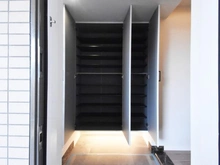 【神奈川県/横浜市中区寿町】コスモシティ横浜石川町 玄関：下足入れ