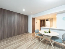 【神奈川県/横浜市青葉区荏田西】クレアホームズ市ヶ尾荏田西 リビング・ダイニング：可動間仕切りを閉めた時のリビングダイニング