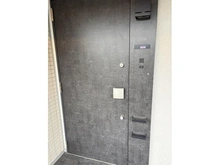 【神奈川県/横浜市青葉区桜台】プロミライズ青葉台 C棟 玄関：居室と廊下の間や水まわりの段差を抑え、つまづきなどによる転倒を防止。