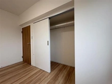 【東京都/小金井市前原町】ライオンズガーデン小金井南 洋室：5.5帖 収納