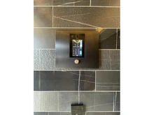 【東京都/調布市小島町】アルソスリブレ調布 エントランス：鍵をカバンから出さずに開錠可能