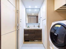 【東京都/世田谷区駒沢】ザ・パークハウス駒沢レジデンス 洗面室：三面鏡収納