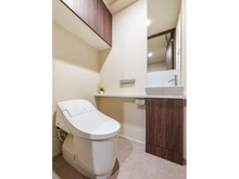 【東京都/世田谷区駒沢】ザ・パークハウス駒沢レジデンス トイレ：温水洗浄便座・手洗い水栓・鏡つき