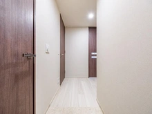 【東京都/世田谷区駒沢】ザ・パークハウス駒沢レジデンス 廊下：床面タイル張り