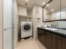 【東京都/世田谷区弦巻】プラウド桜新町 洗面室：三面鏡収納／洗濯機置き場上部に吊戸棚