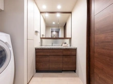 【東京都/世田谷区弦巻】プラウド弦巻三丁目 洗面室：三面鏡・吊戸棚・リネン庫付き