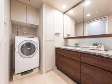 【東京都/世田谷区弦巻】プラウド弦巻三丁目 洗面室：三面鏡・吊戸棚・リネン庫付き