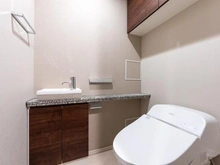 【東京都/世田谷区弦巻】プラウド弦巻三丁目 トイレ：タンクレストイレ・手洗い器・吊戸棚付き