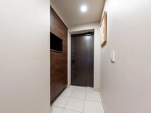 【東京都/世田谷区弦巻】プラウド弦巻三丁目 玄関：シューズクローク付き