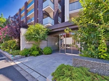 【東京都/世田谷区中町】リストレジデンス用賀 アプローチ：ダブルオートロック