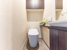 【東京都/世田谷区中町】リストレジデンス用賀 トイレ：タンクレストイレ・吊戸棚・手洗い器付き