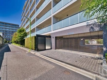 【東京都/世田谷区中町】リストレジデンス用賀 アプローチ：駐車場アプローチ