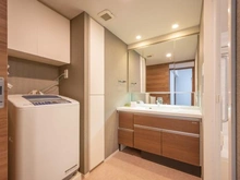 【東京都/中野区白鷺】レジデンシャル鷺ノ宮 洗面室：三面鏡・吊戸棚・リネン庫有り