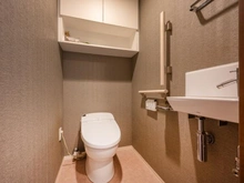 【東京都/中野区白鷺】レジデンシャル鷺ノ宮 トイレ：タンクレストイレ・手洗い器・吊戸棚有り