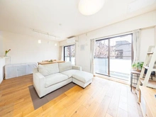 【東京都/世田谷区玉川】アライエ二子玉川 リビング・ダイニング：無垢材のフローリング／室内から桜を望む眺め