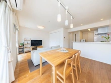 【東京都/世田谷区玉川】アライエ二子玉川 リビング・ダイニング：南西向き／約13.3帖のリビング・ダイニング／フローリングに一部色褪せ有