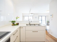 【東京都/世田谷区玉川】アライエ二子玉川 キッチン：水仕事の合間にも視線が抜けるレイアウト