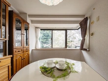 【東京都/世田谷区深沢】エクレールガーデン深沢 ダイニング：ダイニングの出窓から、桜を一望できます。