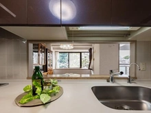 【東京都/世田谷区深沢】エクレールガーデン深沢 キッチン：カウンターキッチンからも桜を眺めることができます。
