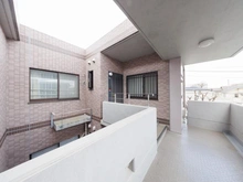 【東京都/世田谷区深沢】エクレールガーデン深沢 玄関：角住戸・プライバシー性に優れた設計。