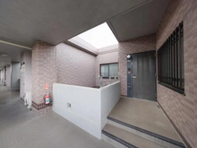 【東京都/世田谷区深沢】エクレールガーデン深沢 玄関：吹き抜けを利用した設計。
隣接住戸とのプライバシー性に優れています。