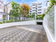 【東京都/世田谷区瀬田】グローリオ瀬田 共用部：駐車場入り口