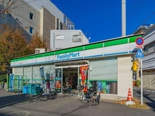 【東京都/世田谷区駒沢】ザ・パークハウス駒沢レジデンス  ファミリーマート 世田谷新町店（現地より約60m）