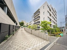 【東京都/世田谷区用賀】ウェリス用賀 駐車場：車両出入口