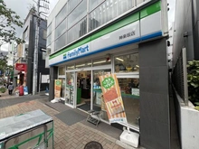【東京都/新宿区筑土八幡町】ブランズ神楽坂 ファミリーマート神楽坂店（現地より約500m）：