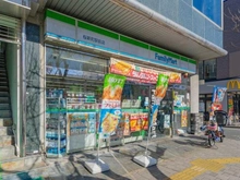 【東京都/世田谷区桜新町】ジオ桜新町クラッシィ ファミリーマート　桜新町駅前店（現地より約320m）