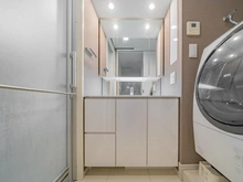 【東京都/世田谷区瀬田】シティハウス用賀砧公園 洗面室：三面鏡収納／ヘルスメータースペース有