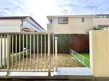 【東京都/世田谷区弦巻】パークハイム桜新町 専用庭：バルコニーの先に専用庭がございます。