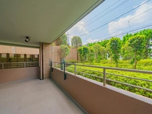 【東京都/世田谷区上野毛】上野毛シティハウス　ノーステラス バルコニー：自動点滅するライト、防犯カメラ設置