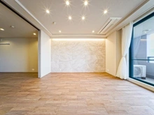 【東京都/世田谷区弦巻】ラ・コルダ弦巻 フォレストコート LDK：左側：約6.0帖洋室
隣接する洋室の扉を開放し、二部屋を繋げた空間としても利用可能