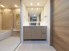 【東京都/世田谷区中町】ブランズシティ世田谷中町 ブルームフォレスト 洗面室：三面鏡収納・ヘルスメータースペース・2WAY動線