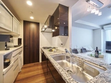 【東京都/小金井市本町】プラウドタワー武蔵小金井クロス イースト ダイニングキッチン：キッチンからダイニングへ