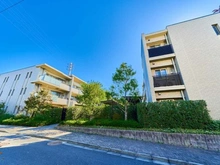 【東京都/杉並区成田東】パークホームズ杉並善福寺川緑地 外観：善福寺川緑地に臨む、高台の低層住宅街に位置