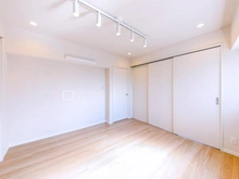 【東京都/杉並区上荻】プリンスマンション 洋室：洋室（約6.8帖）LDKとはスライドドアで仕切られています