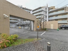 【東京都/世田谷区船橋】ヴィークグラン世田谷千歳船橋さくらガーデン 駐車場：駐車場入り口