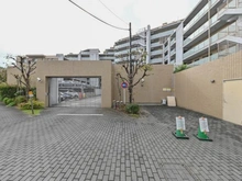 【東京都/世田谷区船橋】ヴィークグラン世田谷千歳船橋さくらガーデン 駐車場：駐車場入り口