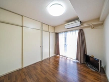 【東京都/港区白金】ライオンズマンション白金第3 洋室：南向き、2階部分のお部屋です。
※家具調度品は価格に含まれません