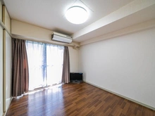 【東京都/港区白金】ライオンズマンション白金第3 洋室：南向きで陽当たり良好です。
※家具調度品は価格に含まれません