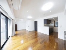 【東京都/港区高輪】イニシア高輪プレシアスコート LDK：手前側：LDK
左奥側：洋室
家具調度品は価格に含まれません。