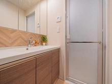 【神奈川県/川崎市中原区上丸子八幡町】ルジェンテ新丸子 洗面所：3面鏡洗面台