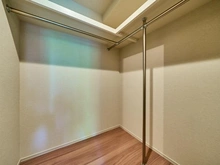 【東京都/港区三田】アトラス麻布十番 収納：約6.2帖の洋室ウォークインクローゼット