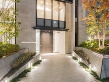 【東京都/文京区千石】プラウド文京千石スクエア アプローチ：夜間